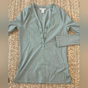 Athleta Uptempo Ribbed Henley Top Size XS - TP Grey Green Stretch Thumbholes